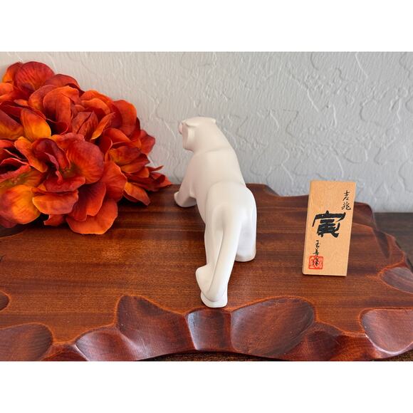 Vintage Minimalist White Porcelain Tiger Figurine, Chinese Zodiac, Made in Japan - Picture 5 of 12